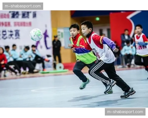 球童精彩扑救险被高速回球击中，获全场掌声