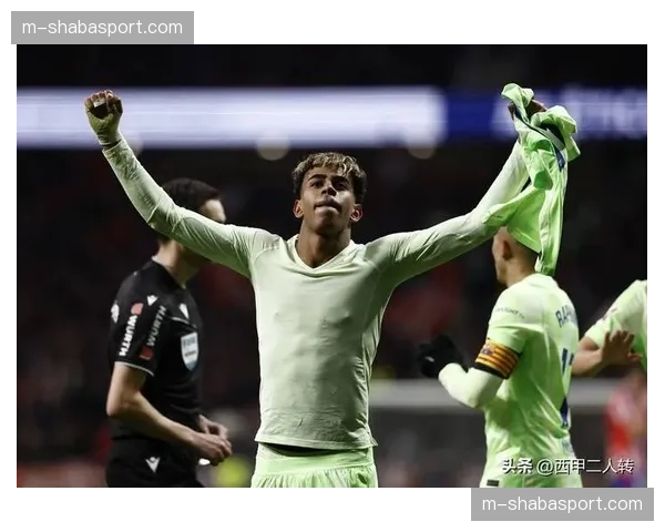 温情时刻：巴萨小将亚马尔进球后，展示印有患病儿童名字的纪念衫